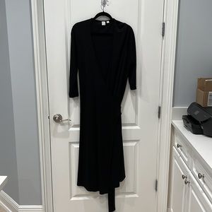 A true wrap around dress. 3/4 sleeve. XL